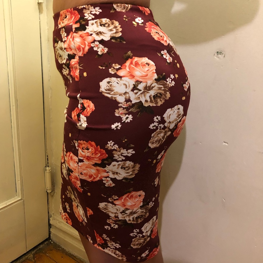 Floral vintage stretchy pencil skirt!